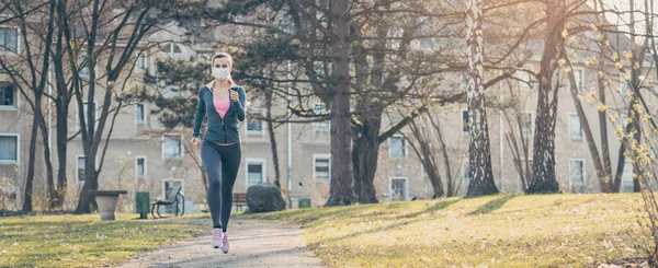 Woman jogging down a path boosting her immune system for covid-19 — Stock Photo, Image