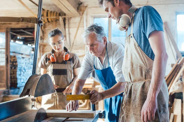 Experienced master carpenter transferring knowledge to his colleagues — Stock Photo, Image