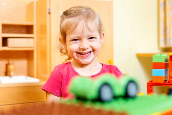 Маленька дівчинка грає з іграшковою машиною — стокове фото
