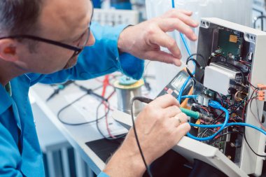 Bir donanım ürününde elektronik mühendisleri sorun çıkarıyor.