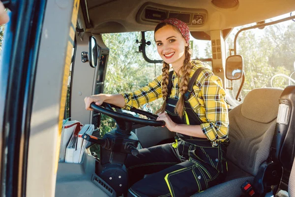 Farmer donna alla guida di un trattore — Foto Stock