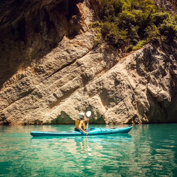 Mujer en kayak en las montañas de los Pirineos en Cataluña —  Fotos de Stock