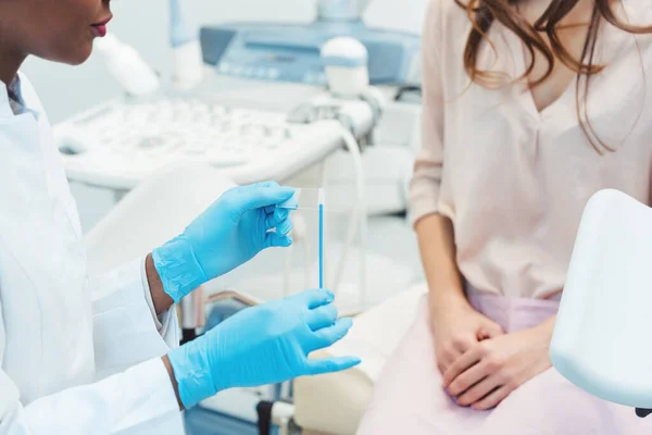 Woman seeing gynecologist doctor to check for STD — Stock Image Woman seeing gynecologist doctor to check for STD Royalty Free Stock Images