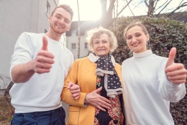 Sosyal Hizmetler 'in iki yardımcısı ve kıdemli bayanın onay vermesi.
