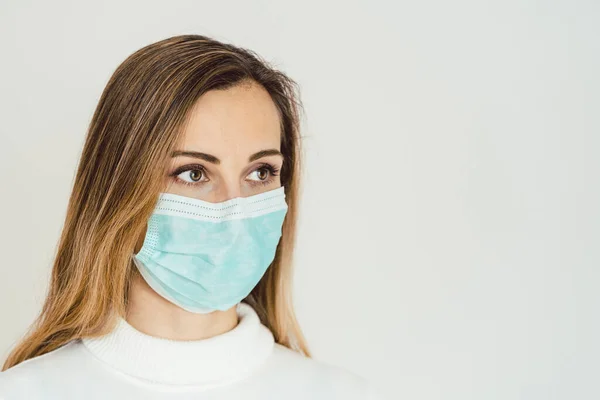 Donna ansiosa con maschera facciale preoccupata per l'epidemia di Covid-19 — Foto Stock