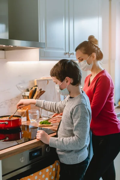 Mor och son matlagning hemma under krisen — Stockfoto