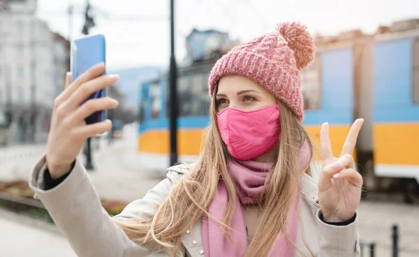 Kvinne som lager selfie med maske. – stockfoto