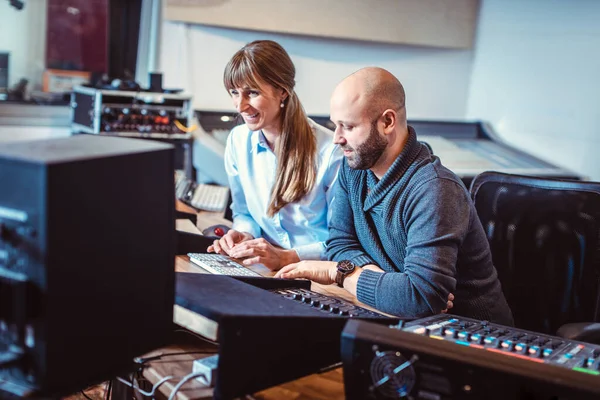 Singer or artist and sound engineer working in the studio — Stock Photo, Image