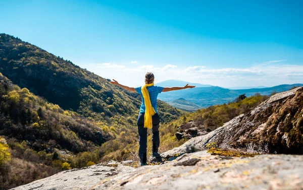 Wandelende vrouw geniet van de vrijheid van een bergachtig landschap — Stockfoto