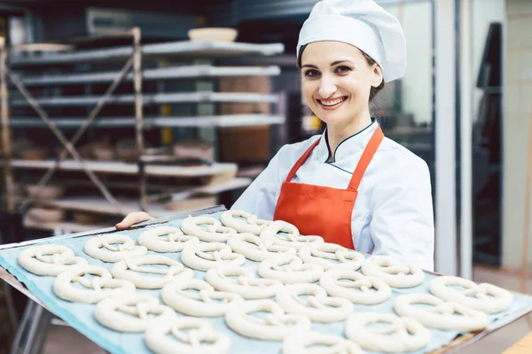 Fırıncı ekmeği pişmeye hazır hale getiriyor.