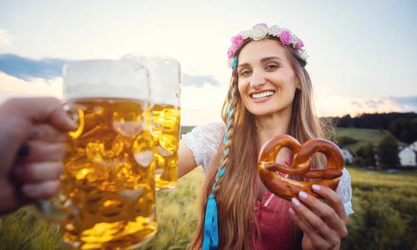 POV tiro de casal na Baviera brindar com cerveja — Fotografia de Stock