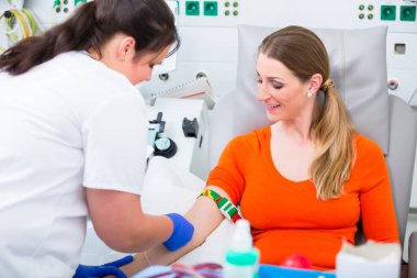 Kan bağışından önce hemşire dezenfekte noktası