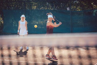 Tenis ikilisindeki kadın