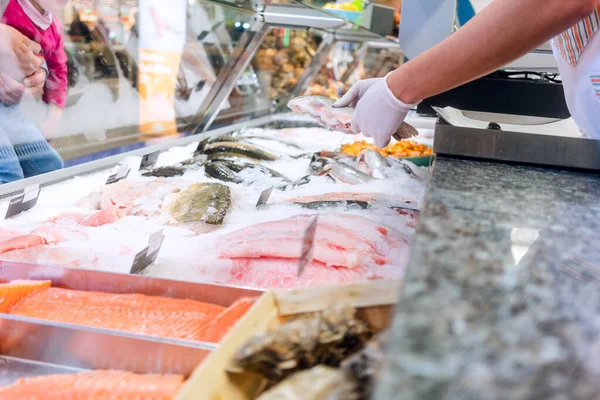 Contador de peixes no supermercado — Fotografia de Stock