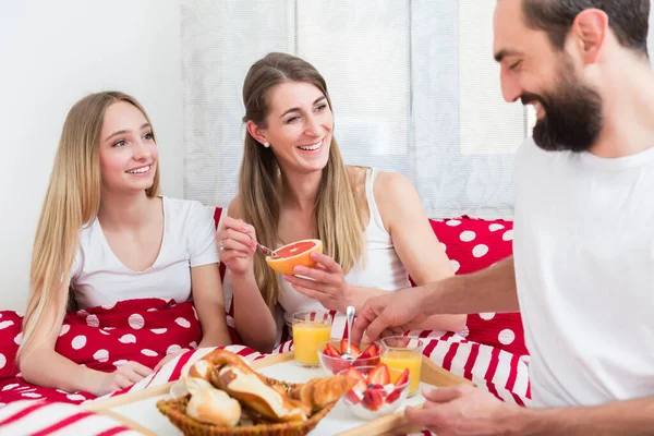 Familie frühstückt im Bett — Stockfoto