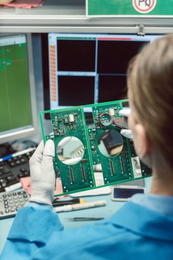 Elektronik bir ürünün optik kalite kontrolü ve montaj denetimi