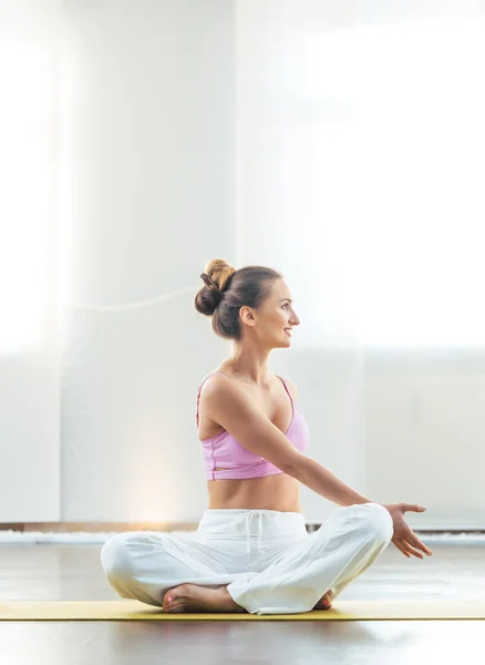 Instructor de yoga mostrando poses en su clase — Foto de Stock