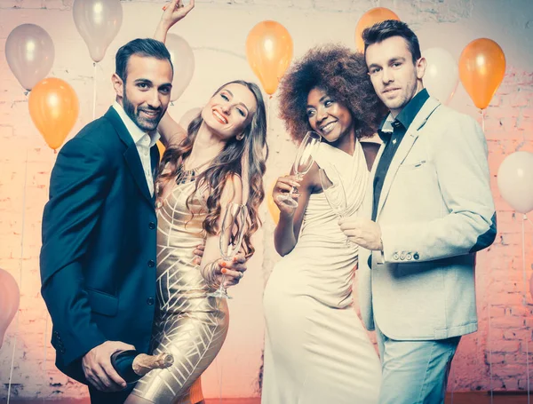 Frauen und Männer feiern mit Champagner — Stockfoto