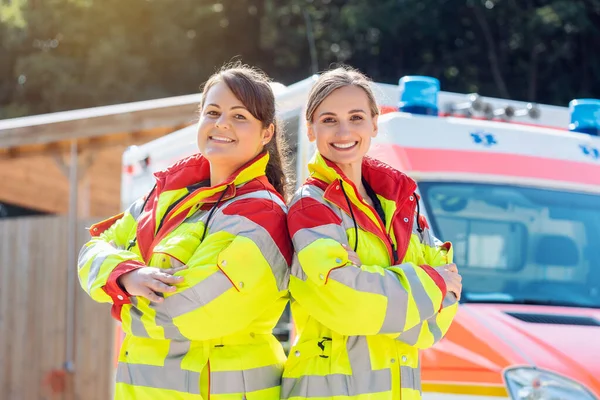 Médico paramédico y de emergencia frente a la ambulancia —  Fotos de Stock