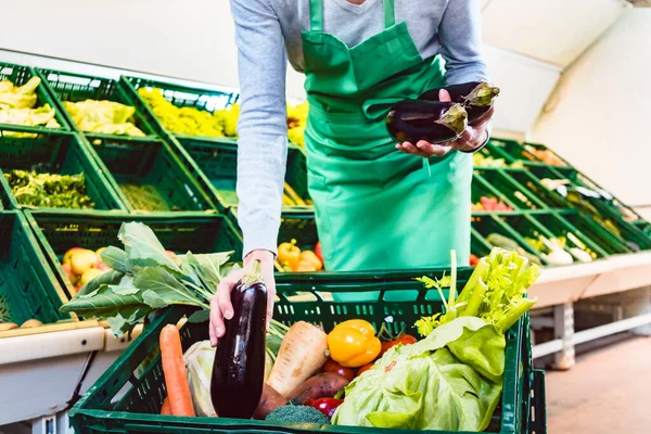 Compre con verduras orgánicas en una caja —  Fotos de Stock