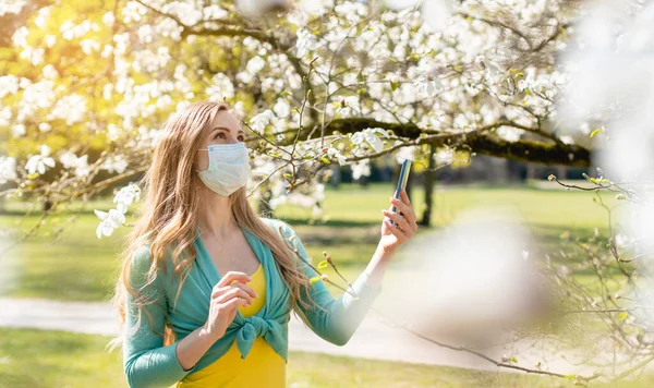 Mulher apreciando a flor da primavera, apesar da crise de Coronavirus — Fotografia de Stock