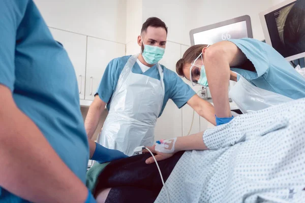 Proctólogo en cirugía de hospital realizando colonoscopia — Foto de Stock