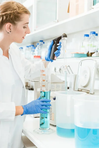 Kvinnlig läkare testar kemikalier — Stockfoto