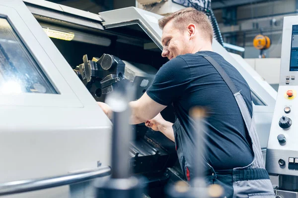 Experienced worker changing tool setup of lathe machine — Stock Photo, Image