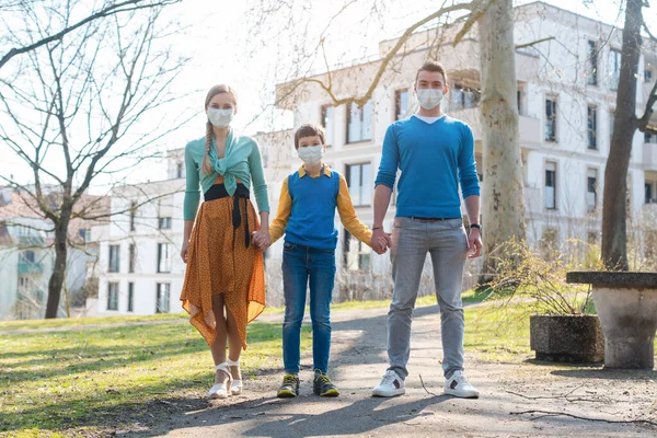 Familie heeft een wandeling in de zon tijdens het coronavirus noodgeval — Stockfoto