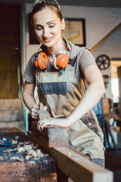 Hand of woman carpenter with wood planer — Stock Photo, Image