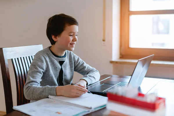 Pupil learning from home during crisis in video chat with teacher — Stock Photo, Image