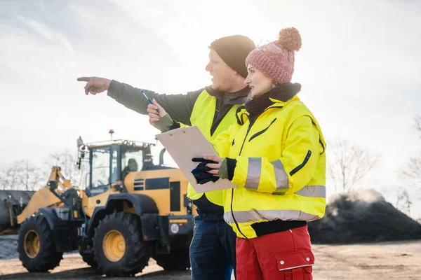 Manager und Arbeiter im Biomassekompostwerk im Gespräch — Stockfoto