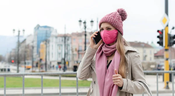 Жінка з модною маскою за допомогою телефону — стокове фото