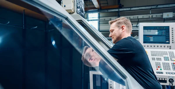 Trabalhador redefinir uma máquina de torno cnc na fábrica de fabricação — Fotografia de Stock