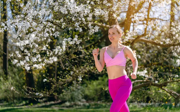 Mujer corriendo en el parque de primavera — Foto de Stock