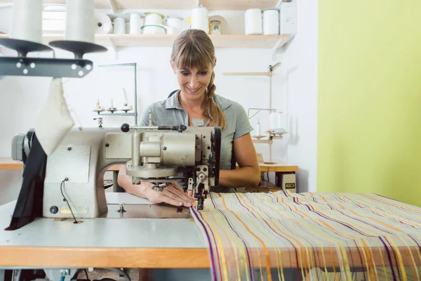 Näherin näht Deko-Stoff auf Nähmaschine in der Schneiderei — Stockfoto