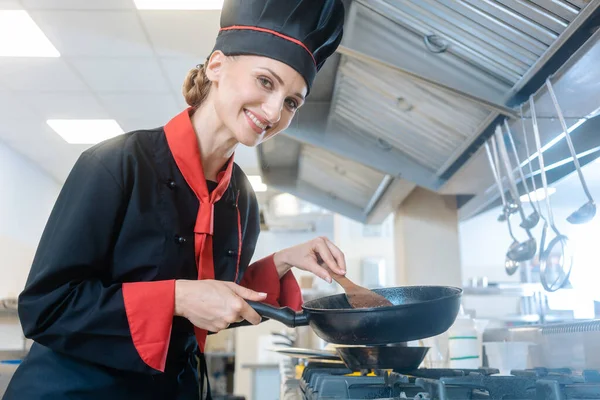 Chef rührt eine Mahlzeit an — Stockfoto