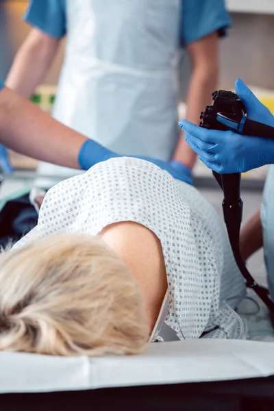 Patient et médecin à l'hôpital pendant la coloscopie — Photo