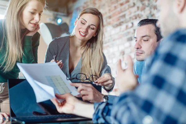 Empresários em um negócio de startup discutindo finanças — Fotografia de Stock