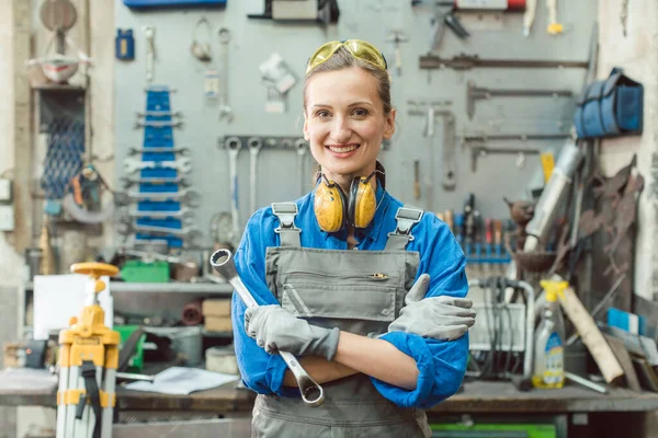 Mujer metalúrgica con herramienta posando para la cámara —  Fotos de Stock