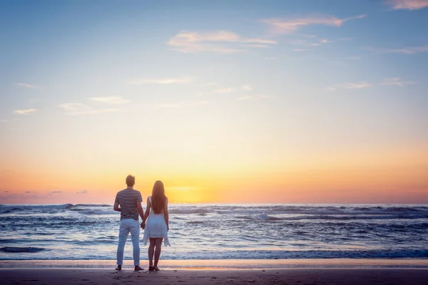 Romantic couple holding hands in their vacation — Stock Photo, Image