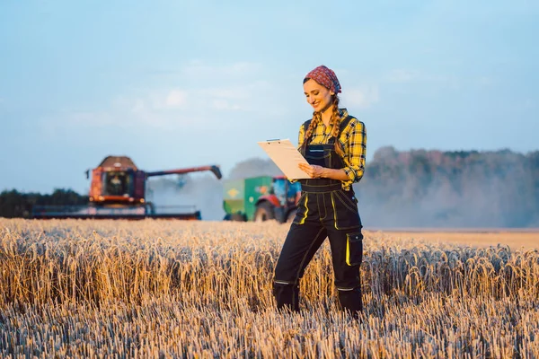Фермерська жінка з буфетом на полі, врожай триває — стокове фото