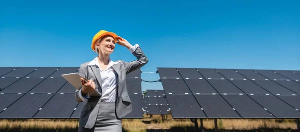 Mulher de negócios ou investidor inspecionando sua fazenda solar — Fotografia de Stock