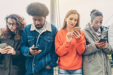 İnsanlar telefonlarını kişisel etkileşime tercih ediyorlar.