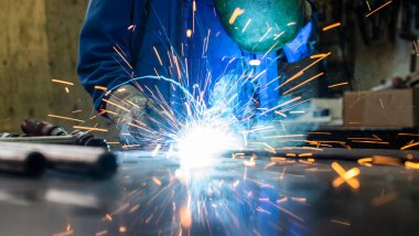 Kaynakçı Kaynak metal onun atölye
