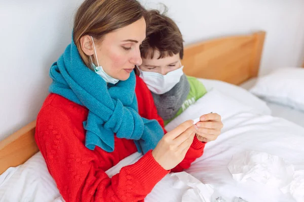 Madre e figlio a letto con un'infezione da virus — Foto Stock