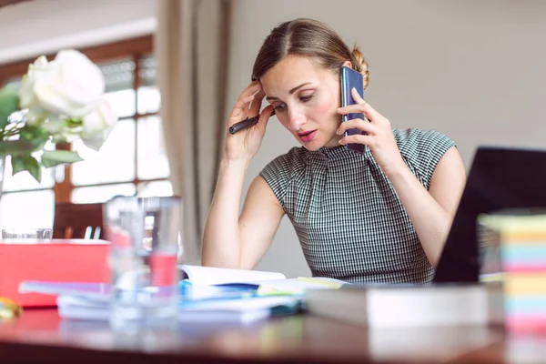 Femme d'affaires travaillant à domicile pendant la crise étant stressée — Photo