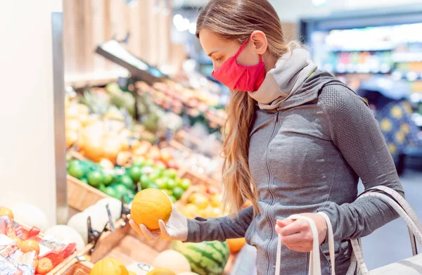 Žena nakupování v supermarketu během uzamčení coronavirus — Stock fotografie