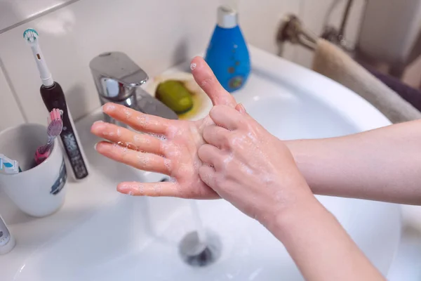 Frau wäscht sich gründlich die Hände — Stockfoto