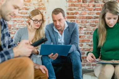 İş adamları ofiste gayri resmi bir toplantı yapıyorlar.